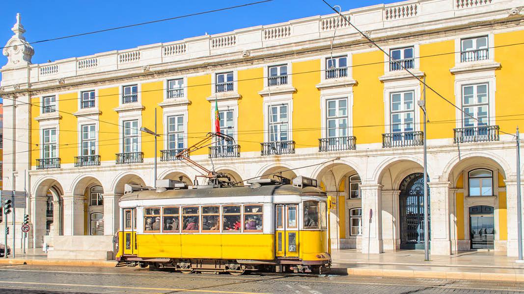 Sporvogne på Praca do Comercio i Lissabon, Portugal
